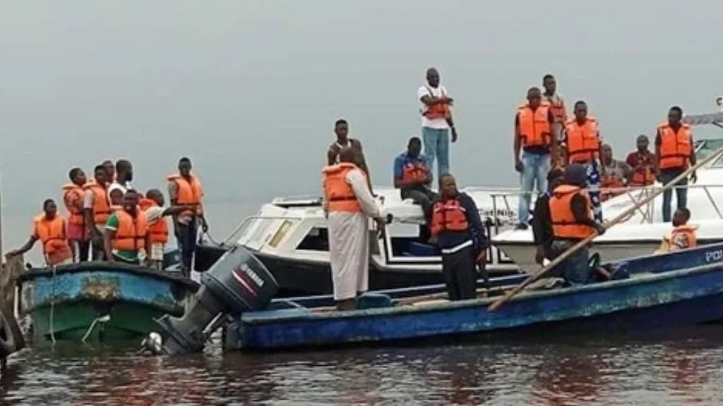 5 Bodies Recovered And Scores Missing As Boat Carrying 100 Passengers Capsizes In Niger 0059