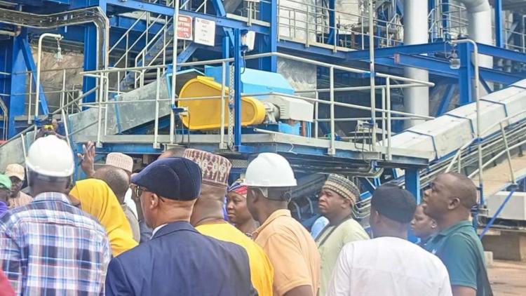 People_at_Dangote_sugar_refinery