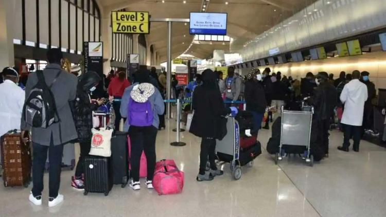 Travellers_at_airport