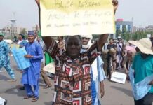 RETIRED NIGERIAN POLICE OFFICERS BLOCK ASO ROCK GATE, PROTEST PENSION SCHEME