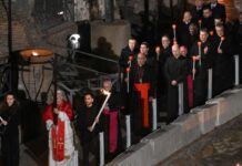 POPE LEO XIV CARRIES CROSS FOR FULL GOOD FRIDAY PROCESSION, THE FIRST PONTIFF TO DO SO IN DECADES