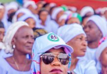 HAJIYA AISHA UMAR LEADS THOUSANDS OF SUSSG MEMBERS TO WELCOME PRESIDENT TINUBU AT KADUNA TOWNSHIP STADIUM
